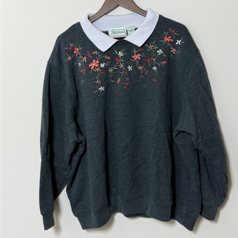 Vintage Floral Embroidered Collared Sweatshirt